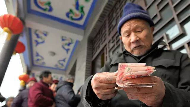 退休后養(yǎng)老金怎么算，養(yǎng)老金會(huì)變少嗎？專家是這么說的